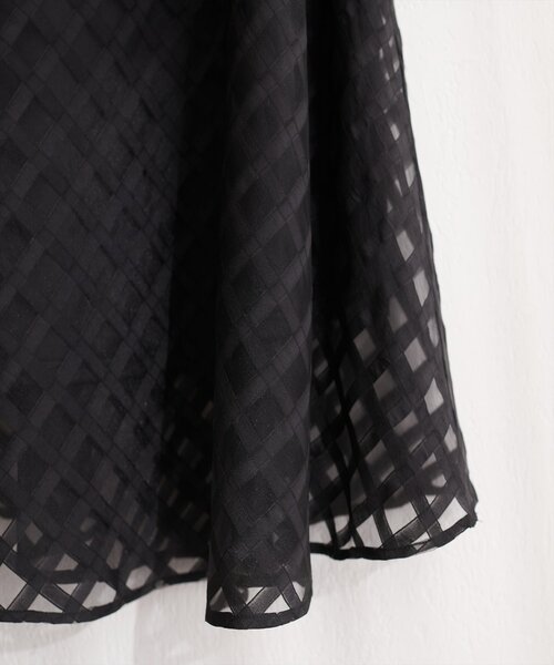 natural couture（ナチュラルクチュール）の「シアーチェックバイヤススカート（スカート・レディース・ブラック/ライトグレー/オフホワイト・FREE）」の4枚目の写真