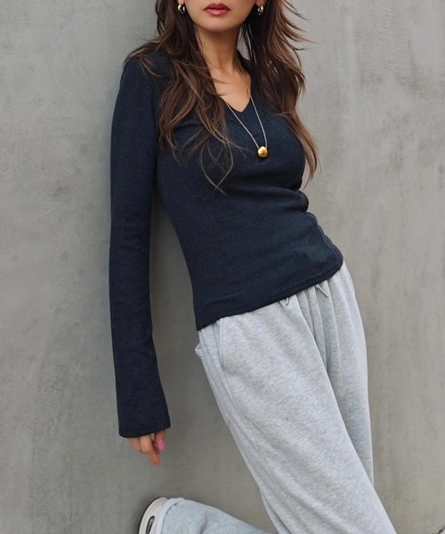 esutoreja(エストレジャ)の「パネルラインVネックニット(ニット/セーター・レディース・チャコール・FREE)」の1枚目の写真