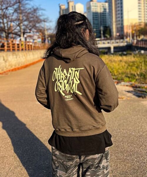 OTHERFITS（アザーフィッツ）の「[起毛/NO起毛] ストリートロゴフードパーカー (バーガンディ)（パーカー・レディース・その他・SMALL/MEDIUM/LARGE/X-LARGE/S-M/M-L/L-XL/XL-XXL）」の8枚目の写真