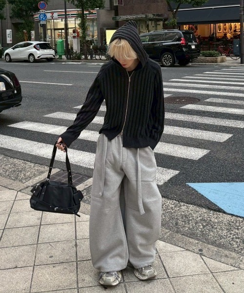 Chikashitsu +（チカシツプラス）の「【Chikashitsu +】next wool knit zip hoodie / 【チカシツプラス】ウールニットジップパーカー ＜着用動画あり＞（パーカー・メンズ・ブラック/ワイン・ONE SIZE）」の3枚目の写真