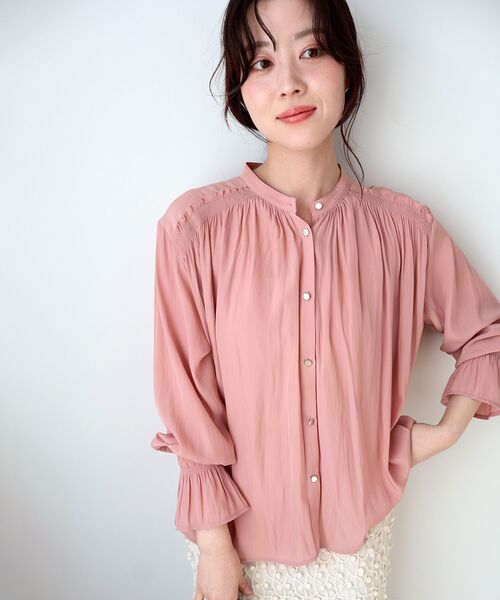 le.coeur blanc（ルクールブラン）の「パウダーサテンショルダーギャザーブラウス（シャツ/ブラウス・レディース・ネイビー/アイボリー/ピンク・38）」の3枚目の写真