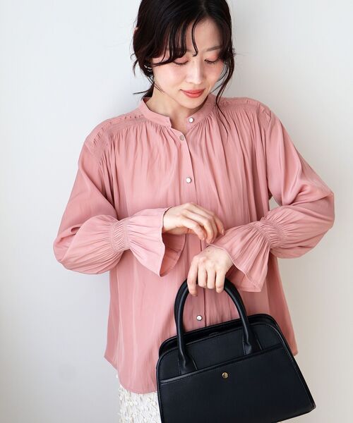 le.coeur blanc（ルクールブラン）の「パウダーサテンショルダーギャザーブラウス（シャツ/ブラウス・レディース・ネイビー/アイボリー/ピンク・38）」の8枚目の写真