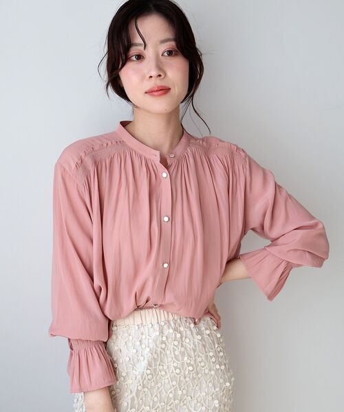 le.coeur blanc（ルクールブラン）の「パウダーサテンショルダーギャザーブラウス（シャツ/ブラウス・レディース・ネイビー/アイボリー/ピンク・38）」の6枚目の写真