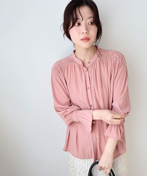 le.coeur blanc（ルクールブラン）の「パウダーサテンショルダーギャザーブラウス（シャツ/ブラウス・レディース・ネイビー/アイボリー/ピンク・38）」の5枚目の写真