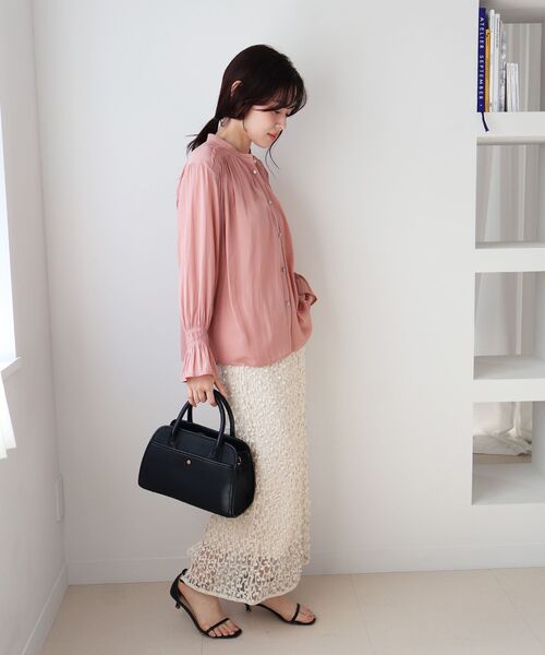 le.coeur blanc（ルクールブラン）の「パウダーサテンショルダーギャザーブラウス（シャツ/ブラウス・レディース・ネイビー/アイボリー/ピンク・38）」の22枚目の写真