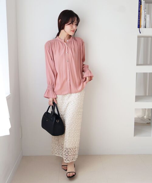 le.coeur blanc（ルクールブラン）の「パウダーサテンショルダーギャザーブラウス（シャツ/ブラウス・レディース・ネイビー/アイボリー/ピンク・38）」の21枚目の写真