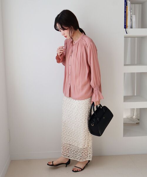 le.coeur blanc（ルクールブラン）の「パウダーサテンショルダーギャザーブラウス（シャツ/ブラウス・レディース・ネイビー/アイボリー/ピンク・38）」の19枚目の写真