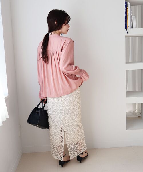 le.coeur blanc（ルクールブラン）の「パウダーサテンショルダーギャザーブラウス（シャツ/ブラウス・レディース・ネイビー/アイボリー/ピンク・38）」の17枚目の写真