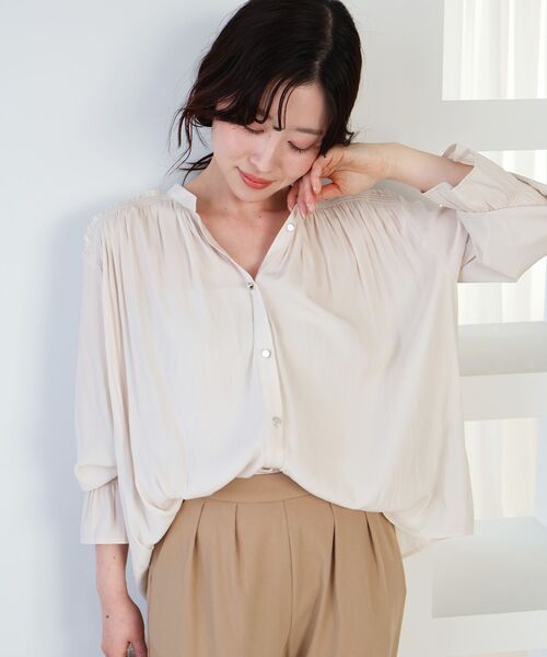 le.coeur blanc（ルクールブラン）の「パウダーサテンショルダーギャザーブラウス（シャツ/ブラウス・レディース・ネイビー/アイボリー/ピンク・38）」の14枚目の写真