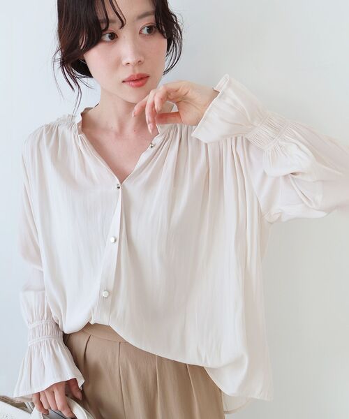 le.coeur blanc（ルクールブラン）の「パウダーサテンショルダーギャザーブラウス（シャツ/ブラウス・レディース・ネイビー/アイボリー/ピンク・38）」の13枚目の写真