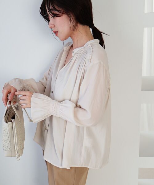 le.coeur blanc（ルクールブラン）の「パウダーサテンショルダーギャザーブラウス（シャツ/ブラウス・レディース・ネイビー/アイボリー/ピンク・38）」の4枚目の写真