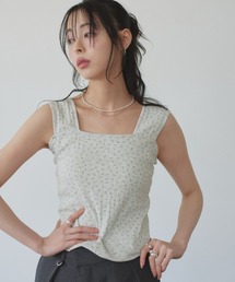 小花柄と針抜き生地でナチュラルなガーリーさを演出するスクエアネックタンクトップ
