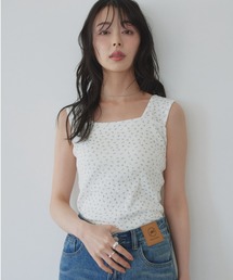 小花柄と針抜き生地でナチュラルなガーリーさを演出するスクエアネックタンクトップ