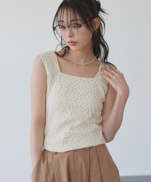 TREOVER(トレオーバー)の「小花柄と針抜き生地でナチュラルなガーリーさを演出するスクエアネックタンクトップ(タンクトップ・レディース・オートミール/オフホワイト/アイボリー・MEDIUM)」の2枚目の写真