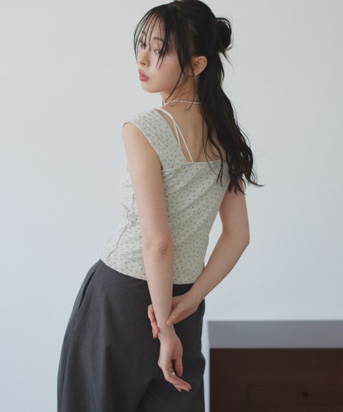TREOVER(トレオーバー)の「小花柄と針抜き生地でナチュラルなガーリーさを演出するスクエアネックタンクトップ(タンクトップ・レディース・オートミール/オフホワイト/アイボリー・MEDIUM)」の15枚目の写真