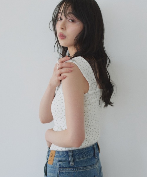 TREOVER(トレオーバー)の「小花柄と針抜き生地でナチュラルなガーリーさを演出するスクエアネックタンクトップ(タンクトップ・レディース・オートミール/オフホワイト/アイボリー・MEDIUM)」の5枚目の写真