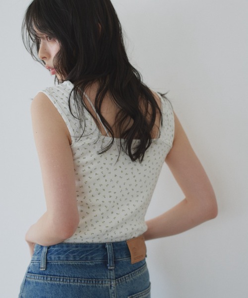 TREOVER(トレオーバー)の「小花柄と針抜き生地でナチュラルなガーリーさを演出するスクエアネックタンクトップ(タンクトップ・レディース・オートミール/オフホワイト/アイボリー・MEDIUM)」の6枚目の写真