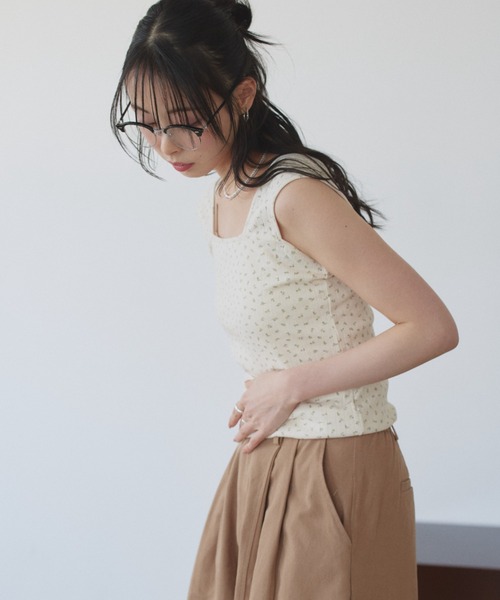 TREOVER(トレオーバー)の「小花柄と針抜き生地でナチュラルなガーリーさを演出するスクエアネックタンクトップ(タンクトップ・レディース・オートミール/オフホワイト/アイボリー・MEDIUM)」の10枚目の写真