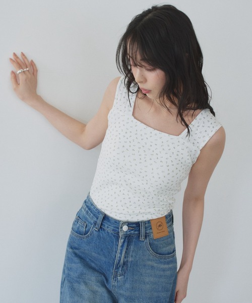TREOVER(トレオーバー)の「小花柄と針抜き生地でナチュラルなガーリーさを演出するスクエアネックタンクトップ(タンクトップ・レディース・オートミール/オフホワイト/アイボリー・MEDIUM)」の20枚目の写真