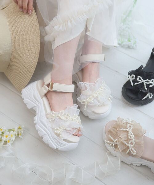 MAJESTIC LEGON(マジェスティックレゴン)の「パールリボンフリルボリュームスポサン(サンダル・レディース・アイボリー/グレイッシュベージュ/ブラック・SMALL/MEDIUM/LARGE/X-LARGE)」の5枚目の写真