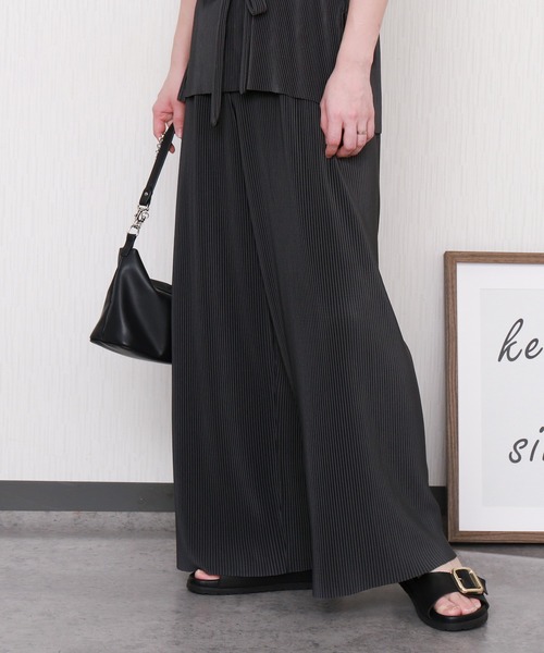 libelle more（リベル モア）の「クリスタルプリーツセットアップ プルオーバー＋パンツ（ワンピース・レディース・チャコールグレー/グリーン/ブラック/グレイッシュベージュ・L/M）」の9枚目の写真