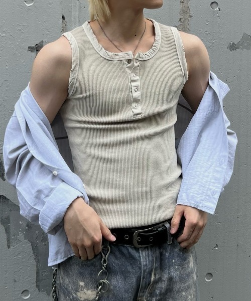 Chikashitsu +(チカシツプラス)の「【Chikashitsu +】pigment henley neck sleeveless / 【チカシツプラス】ピグメントヘンリーネックタンクトップ(タンクトップ・メンズ・チャコール/ブラウン/アイボリー・ONE SIZE)」の2枚目の写真