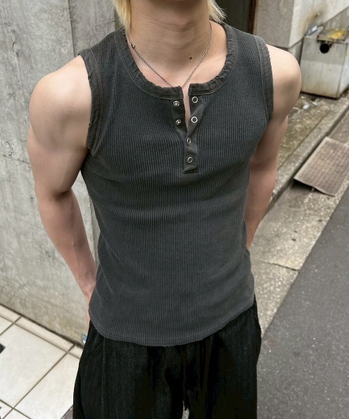 Chikashitsu +(チカシツプラス)の「【Chikashitsu +】pigment henley neck sleeveless / 【チカシツプラス】ピグメントヘンリーネックタンクトップ(タンクトップ・メンズ・チャコール/ブラウン/アイボリー・ONE SIZE)」の22枚目の写真