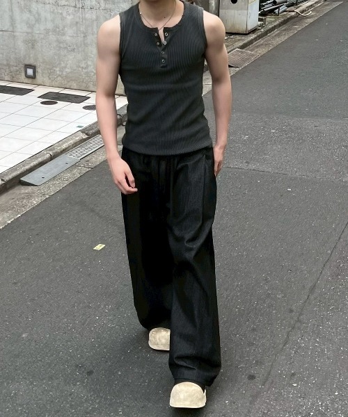 Chikashitsu +(チカシツプラス)の「【Chikashitsu +】pigment henley neck sleeveless / 【チカシツプラス】ピグメントヘンリーネックタンクトップ(タンクトップ・メンズ・チャコール/ブラウン/アイボリー・ONE SIZE)」の21枚目の写真