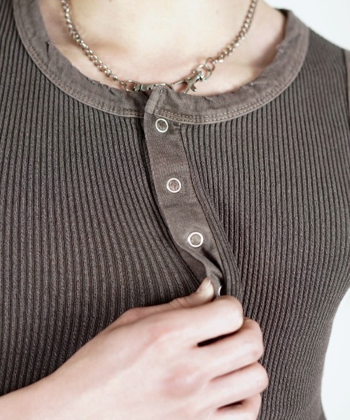 Chikashitsu +(チカシツプラス)の「【Chikashitsu +】pigment henley neck sleeveless / 【チカシツプラス】ピグメントヘンリーネックタンクトップ(タンクトップ・メンズ・チャコール/ブラウン/アイボリー・ONE SIZE)」の8枚目の写真