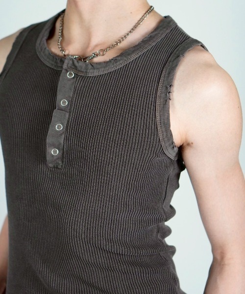 Chikashitsu +(チカシツプラス)の「【Chikashitsu +】pigment henley neck sleeveless / 【チカシツプラス】ピグメントヘンリーネックタンクトップ(タンクトップ・メンズ・チャコール/ブラウン/アイボリー・ONE SIZE)」の6枚目の写真