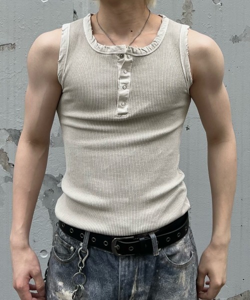 Chikashitsu +(チカシツプラス)の「【Chikashitsu +】pigment henley neck sleeveless / 【チカシツプラス】ピグメントヘンリーネックタンクトップ(タンクトップ・メンズ・チャコール/ブラウン/アイボリー・ONE SIZE)」の10枚目の写真