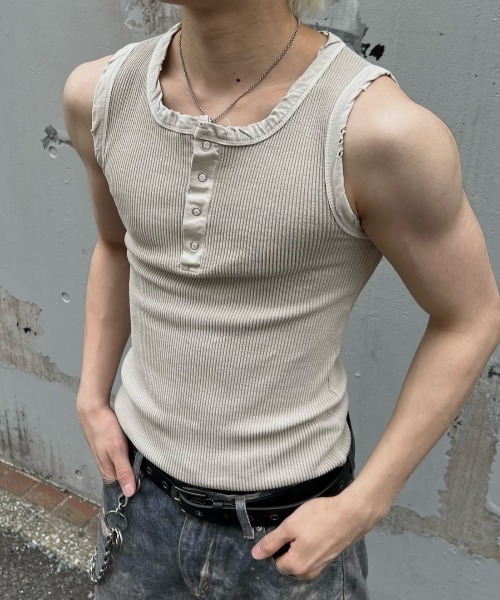 Chikashitsu +(チカシツプラス)の「【Chikashitsu +】pigment henley neck sleeveless / 【チカシツプラス】ピグメントヘンリーネックタンクトップ(タンクトップ・メンズ・チャコール/ブラウン/アイボリー・ONE SIZE)」の11枚目の写真