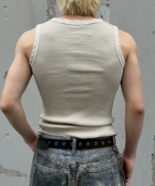 Chikashitsu +(チカシツプラス)の「【Chikashitsu +】pigment henley neck sleeveless / 【チカシツプラス】ピグメントヘンリーネックタンクトップ(タンクトップ・メンズ・チャコール/ブラウン/アイボリー・ONE SIZE)」の12枚目の写真