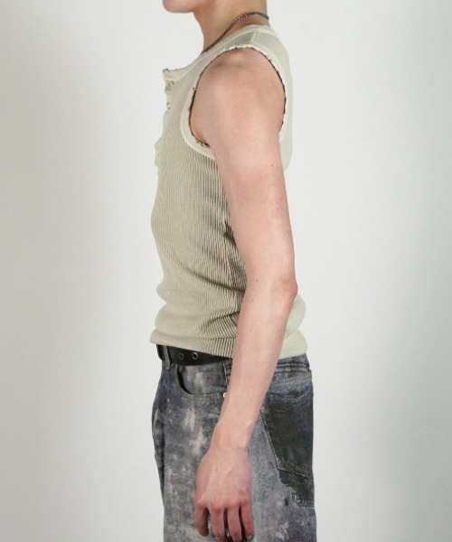 Chikashitsu +(チカシツプラス)の「【Chikashitsu +】pigment henley neck sleeveless / 【チカシツプラス】ピグメントヘンリーネックタンクトップ(タンクトップ・メンズ・チャコール/ブラウン/アイボリー・ONE SIZE)」の15枚目の写真