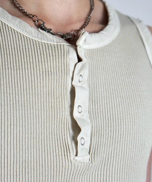Chikashitsu +(チカシツプラス)の「【Chikashitsu +】pigment henley neck sleeveless / 【チカシツプラス】ピグメントヘンリーネックタンクトップ(タンクトップ・メンズ・チャコール/ブラウン/アイボリー・ONE SIZE)」の17枚目の写真
