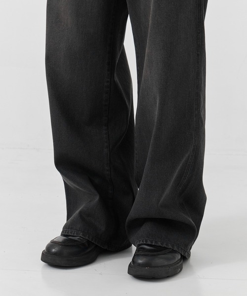 CONZ(コンズ)の「coating loose fit jeans brown over die/ワイドパンツ/デニムパンツ/ブラックデニム/NVRFRGT/コーティングデニム(デニムパンツ・メンズ・ブラック・2/1/4/3)」の4枚目の写真