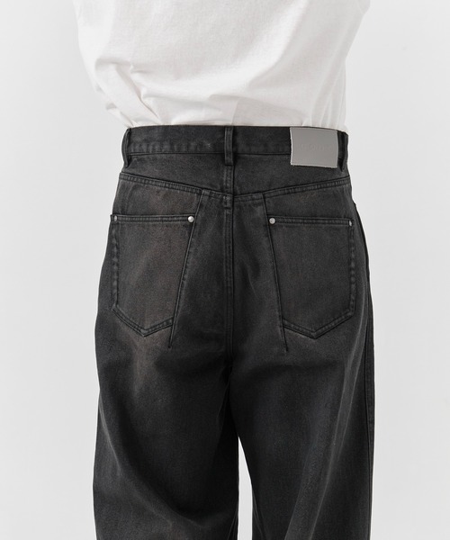CONZ(コンズ)の「coating loose fit jeans brown over die/ワイドパンツ/デニムパンツ/ブラックデニム/NVRFRGT/コーティングデニム(デニムパンツ・メンズ・ブラック・2/1/4/3)」の6枚目の写真