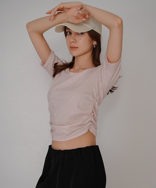 KINO THE KEI(キノザケイ)の「スクープネック サイド ギャザー フィットTEE KINO THE KEI(Tシャツ/カットソー・レディース・ピンク/ホワイト/ブラック/イエロー・フリー)」の4枚目の写真