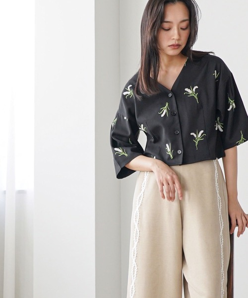 mili an deni(ミリアンデニ)の「スズラン刺繍6分袖ジャケット(ノーカラージャケット・レディース・ブラック/ベージュ・M)」の3枚目の写真
