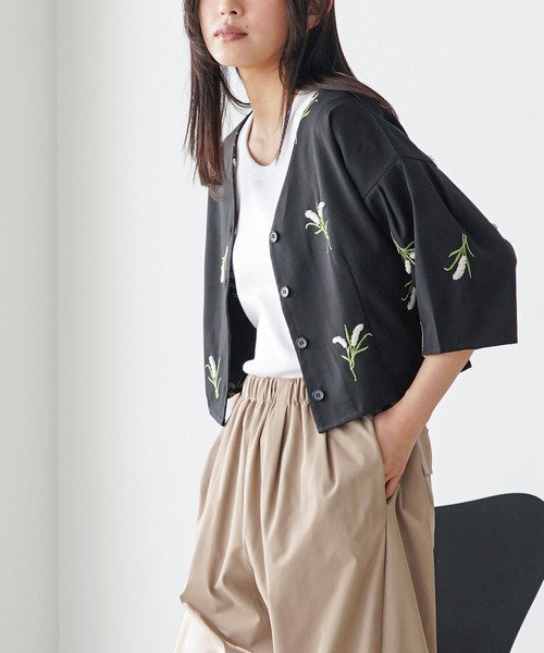 mili an deni(ミリアンデニ)の「スズラン刺繍6分袖ジャケット(ノーカラージャケット・レディース・ブラック/ベージュ・M)」の5枚目の写真