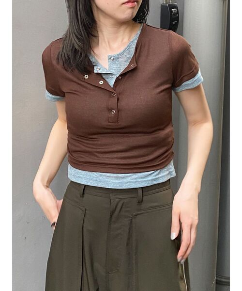 MURUA(ムルーア)の「ヘンリーネックレイヤードトップス(Tシャツ/カットソー・レディース・グレー/ブラック/ブラウン・FREE)」の3枚目の写真