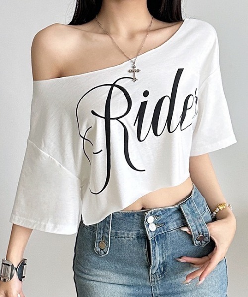 NANEA(ナネア)の「オフショル風 ロゴショート丈Tシャツ(Tシャツ/カットソー・レディース・ホワイト・MEDIUM)」の1枚目の写真