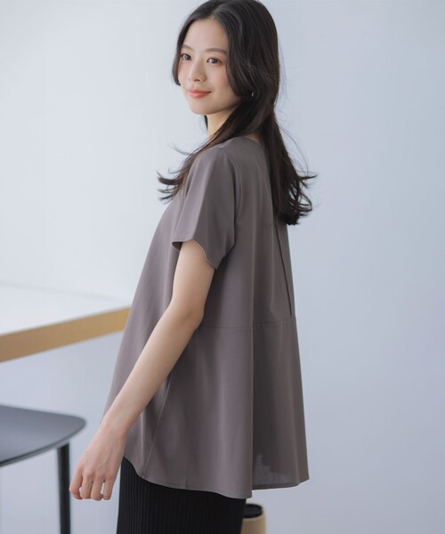 組曲(クミキョク)の「スウェットファンクションジャージー フレアカットソー(Tシャツ/カットソー・レディース・グリーン系/ホワイト系/ネイビー系/ブラウン系・2/3)」の2枚目の写真