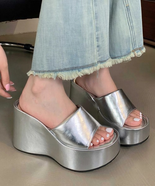 yuue' ( wear )(ユーイ)の「厚底ウェッジソールサンダル(サンダル・レディース・シルバー/ブラック・23.5cm/24.5cm)」の1枚目の写真