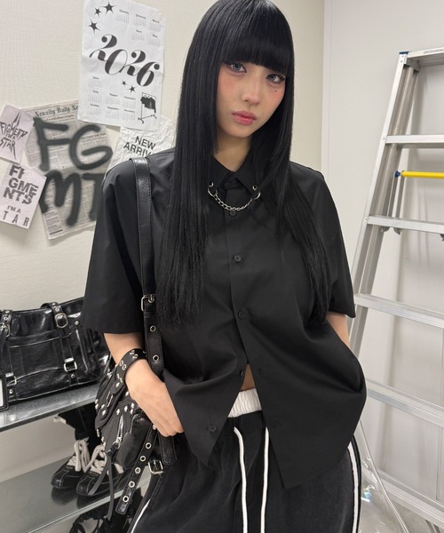 Figments(フィグメンツ)の「ブローチチェーンシャツ(シャツ/ブラウス・レディース・ブラック/ホワイト・FREE)」の12枚目の写真