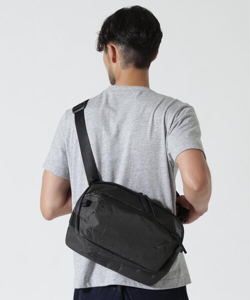 Aer(エアー)の「Aer(エアー)Day Sling 4 Ultra AER-28072(ボディバッグ/ウエストポーチ・メンズ・ブラック・F)」の1枚目の写真