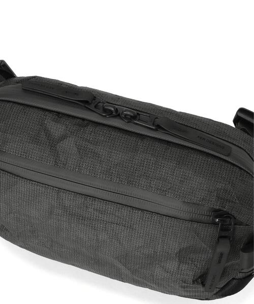 Aer(エアー)の「Aer(エアー)Day Sling 4 Ultra AER-28072(ボディバッグ/ウエストポーチ・メンズ・ブラック・F)」の5枚目の写真