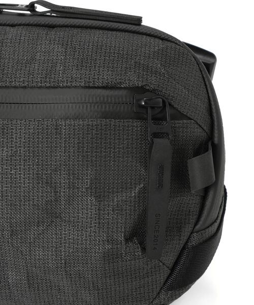 Aer(エアー)の「Aer(エアー)Day Sling 4 Ultra AER-28072(ボディバッグ/ウエストポーチ・メンズ・ブラック・F)」の6枚目の写真