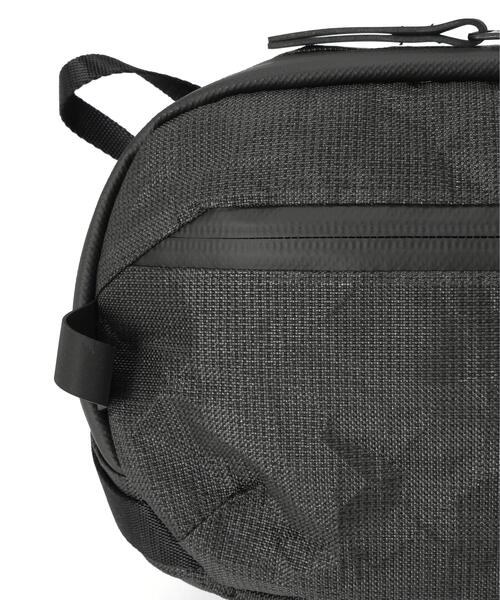 Aer(エアー)の「Aer(エアー)Day Sling 4 Ultra AER-28072(ボディバッグ/ウエストポーチ・メンズ・ブラック・F)」の7枚目の写真