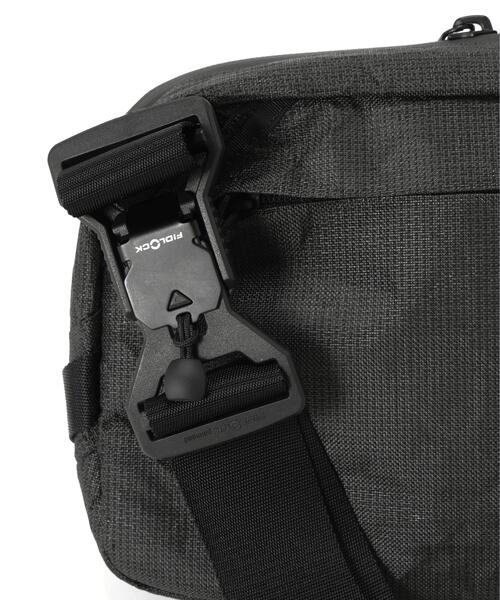 Aer(エアー)の「Aer(エアー)Day Sling 4 Ultra AER-28072(ボディバッグ/ウエストポーチ・メンズ・ブラック・F)」の9枚目の写真